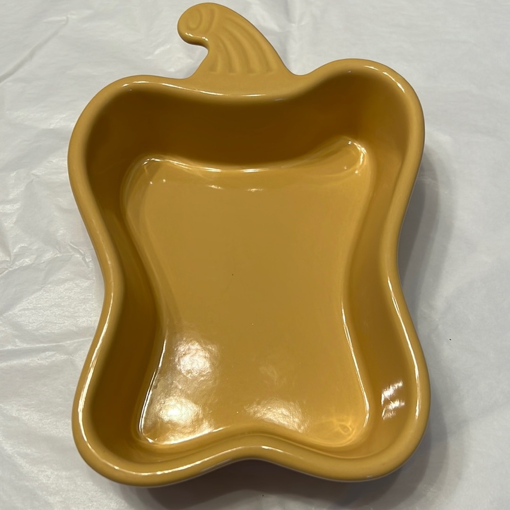 Chantal 16 ounce bell pepper shaped baking dish in excellent condition.
